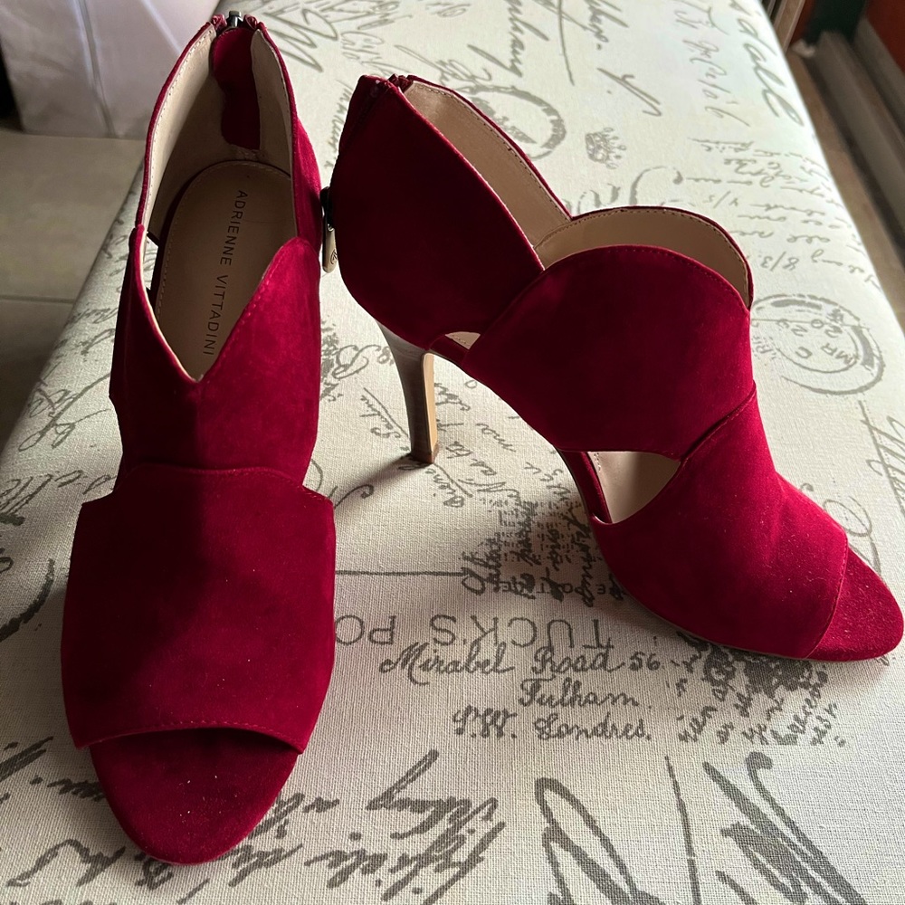 NWOT Adrienne Vittadini Ruby KidSuede Pumps 7.5